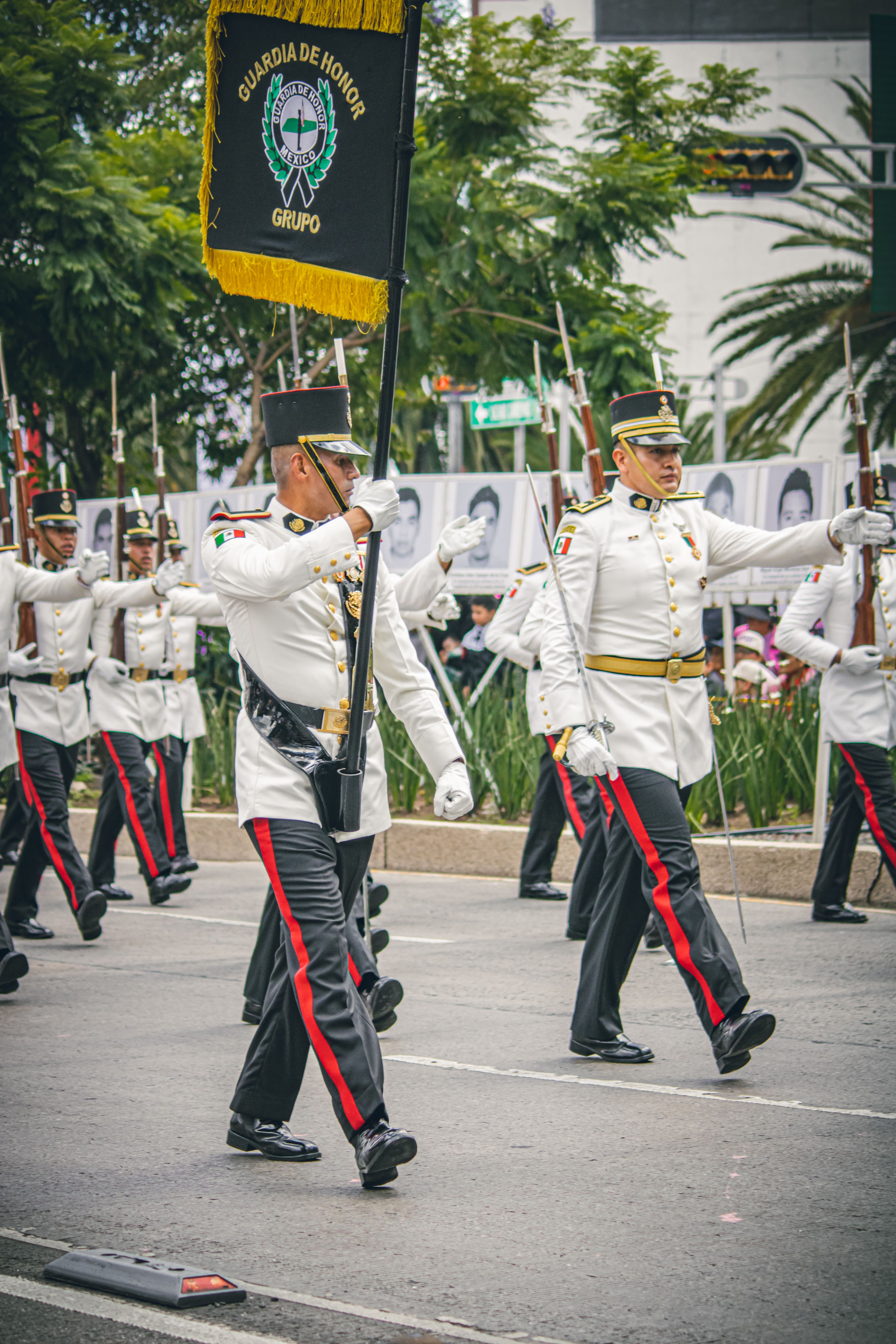 De franc Soldats amb uniformes formals marxant en una desfilada a la Ciutat de Mèxic, exhibint vestimenta militar. Foto d'estoc