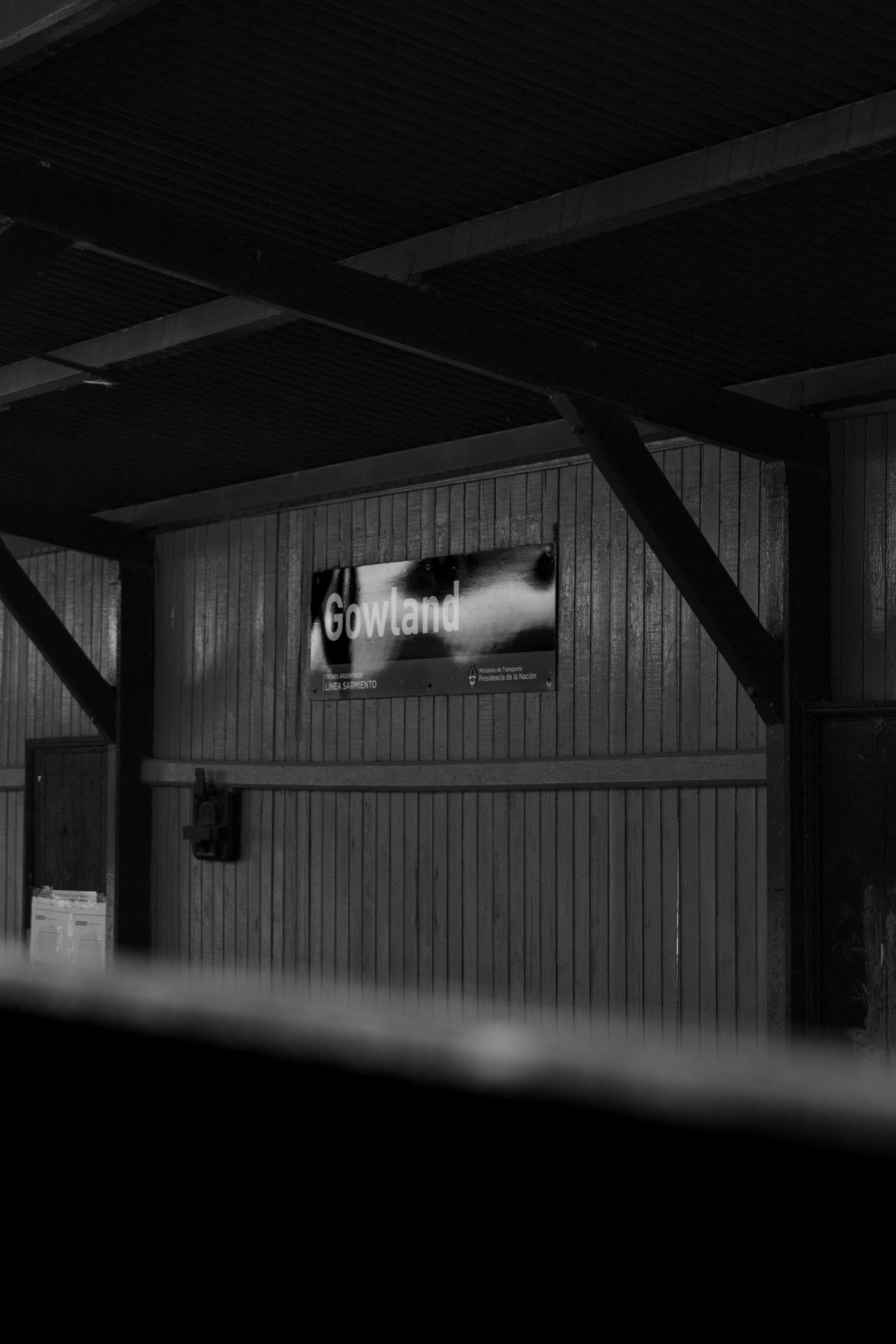 Gratis Stemningsfuldt sort-hvidt foto af Gowland Stations interiør med trævægge og bjælker. Lagerfoto