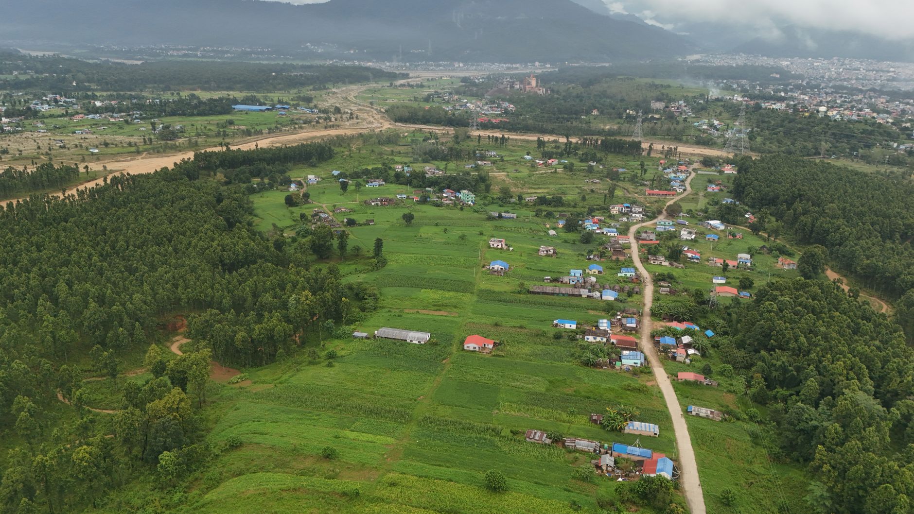 မိဘနှင့်ကလေးတစ်ဦးသည် နေရောင်နူးညံ့သော ပန်းခြံမြက်ခင်းပေါ်တွင် ဘောလုံးလေ့ကျင့်နေသည့် မြင်ကွင်း