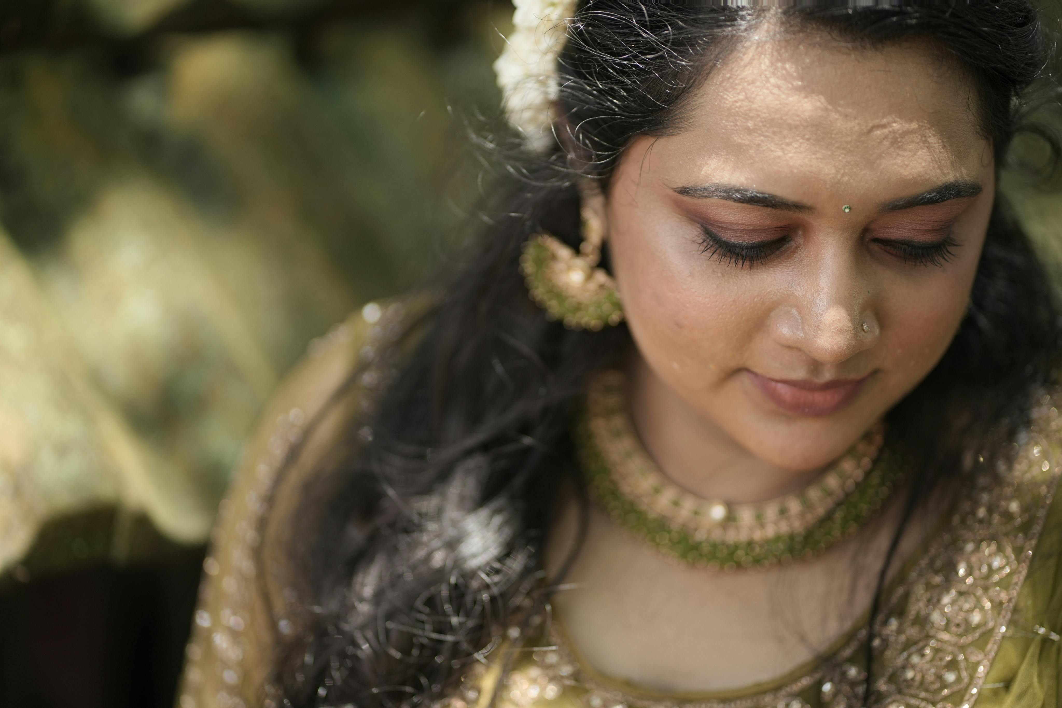 Gratis Primo piano di una donna che indossa abiti tradizionali con gioielli elaborati, che evocano eleganza. Foto a disposizione