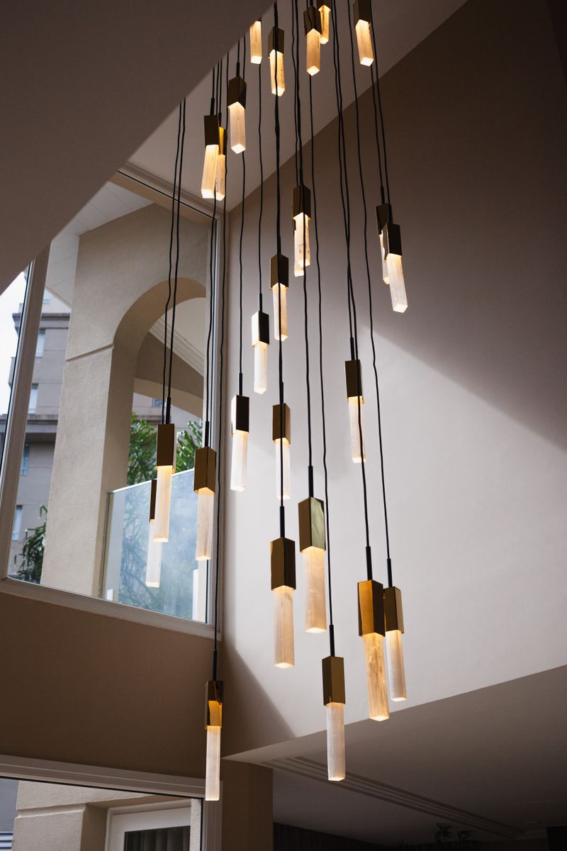 Lustre contemporaneo em ambiente sofisticado