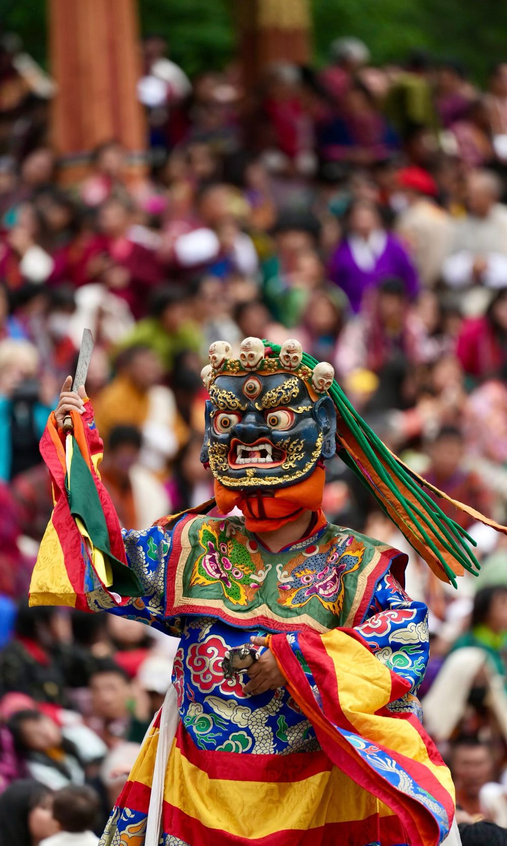 Bailarín enmascarado durante un festival tsechu en Bhutan