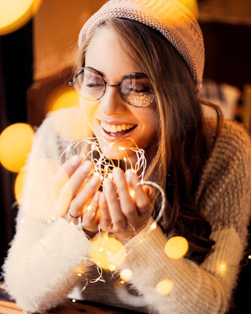 Foto De Mujer Sosteniendo Cadena De Luces