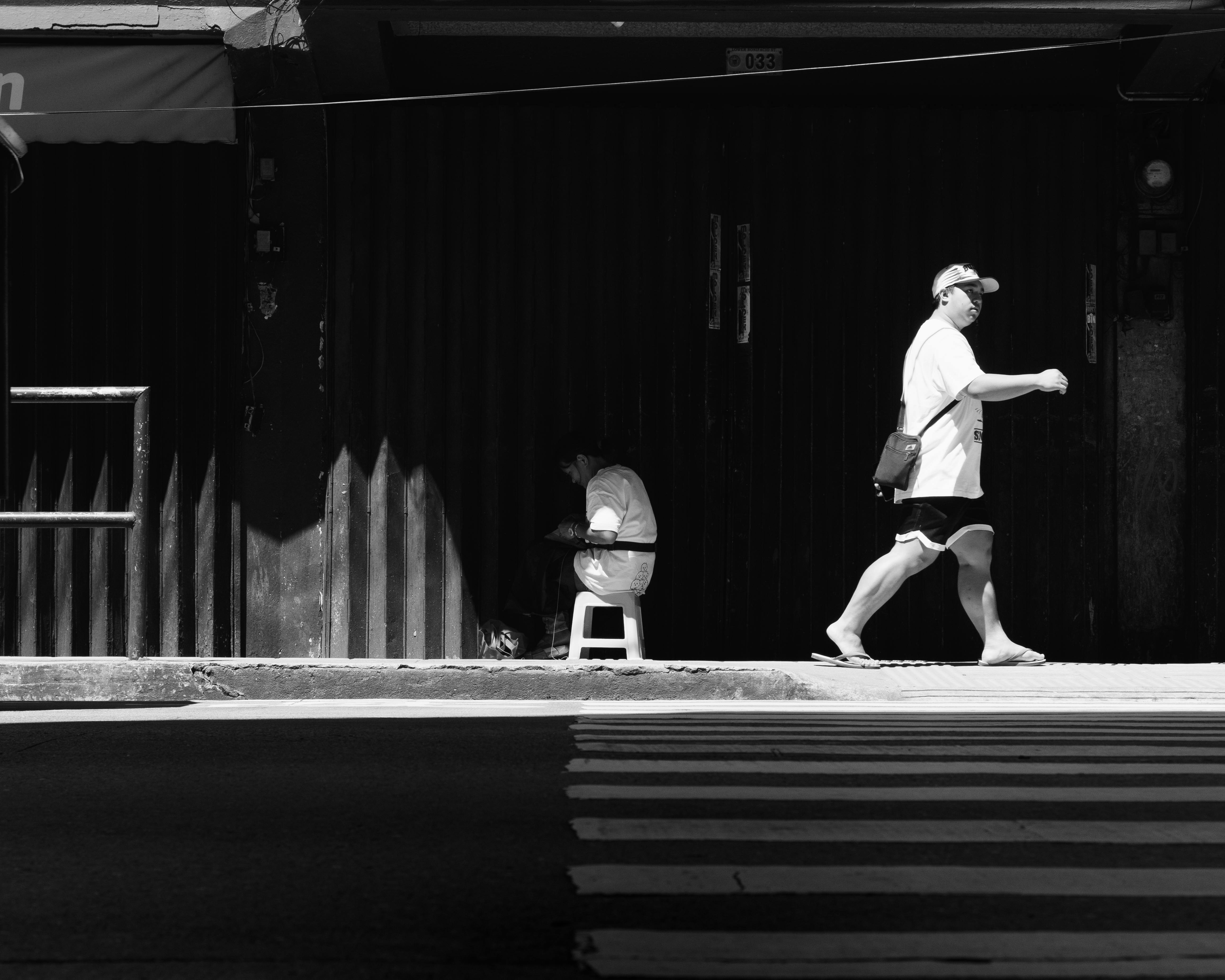 Ücretsiz Filipinler'in Baguio kentindeki günlük yaşamı yansıtan çarpıcı bir siyah beyaz sokak fotoğrafı. Stok Fotoğraflar