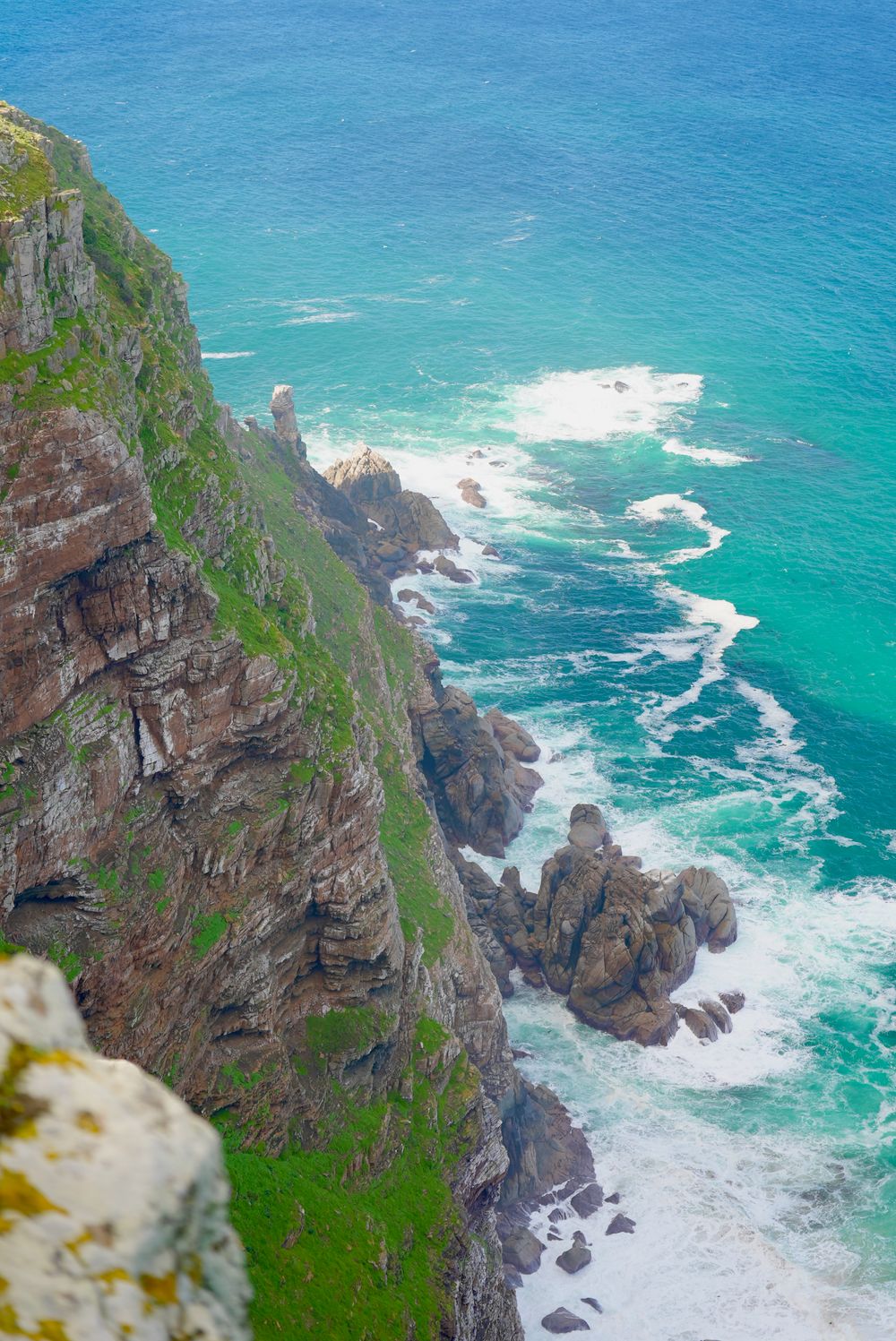 Acantilados verdes de Cape Point sobre aguas turquesa