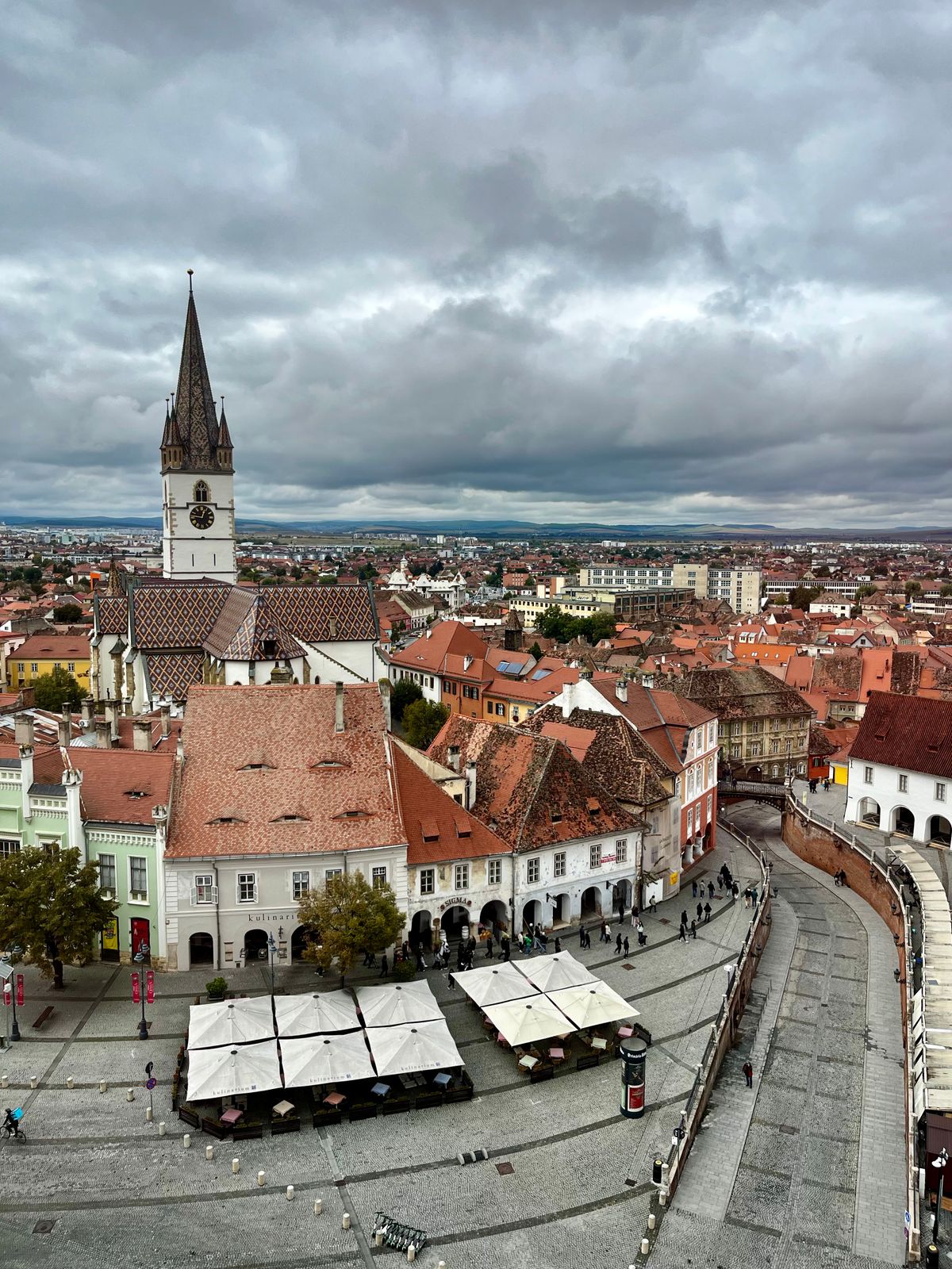 Unde te cazezi în Sibiu - vedere aeriană a orașului vechi cu Catedrala Evanghelică