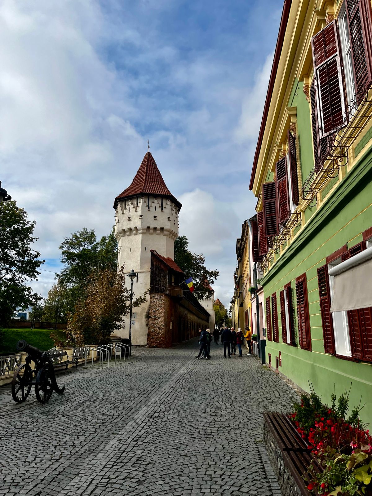 Sibiu - turn medieval și clădiri colorate pe o stradă din centrul istoric
