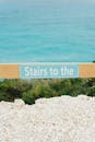扎金索斯海岸的风景中，有一处不完整的标志，上面写着“通往楼梯”