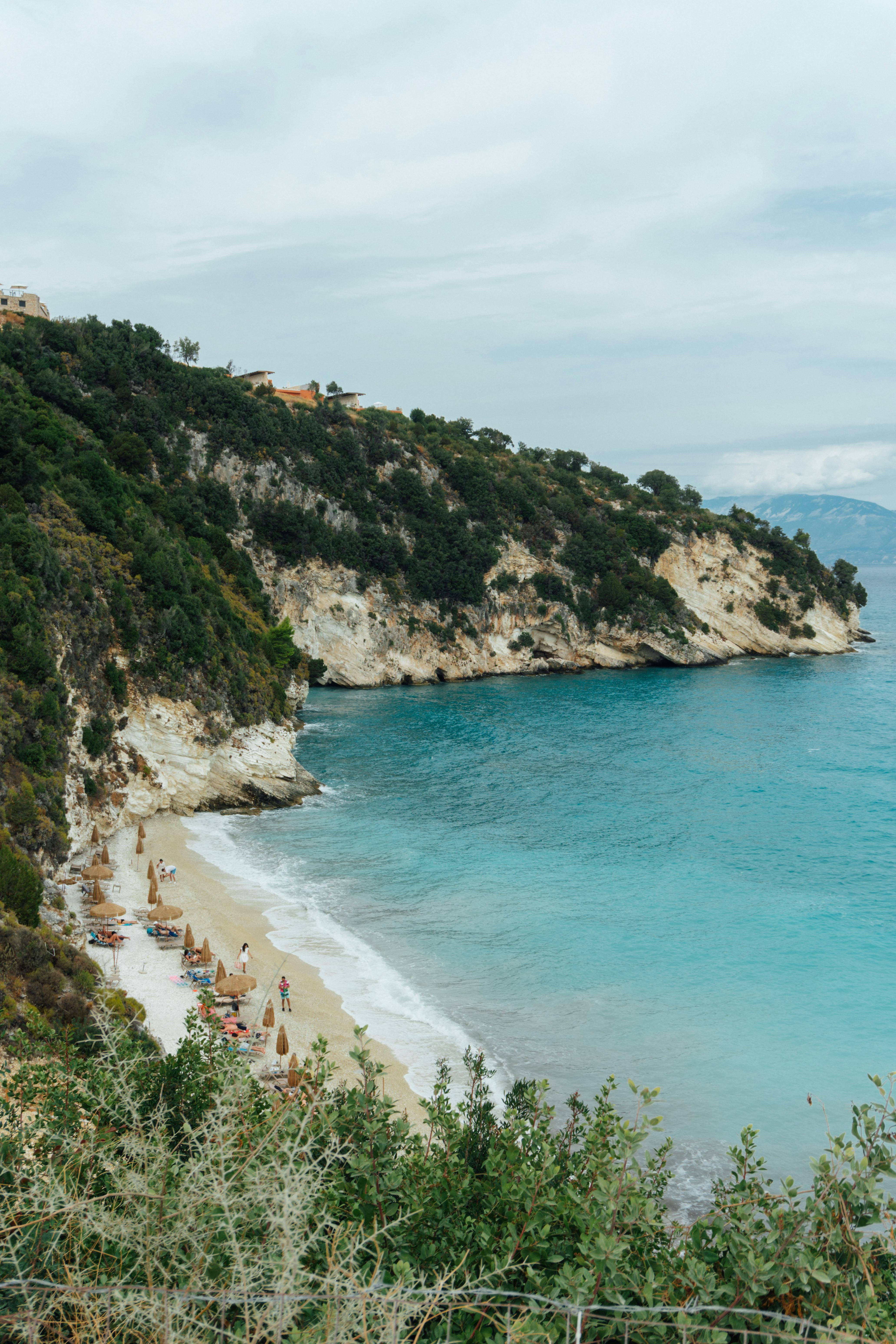 希腊扎金索斯的海滩风景，碧绿的海水和郁郁葱葱的悬崖