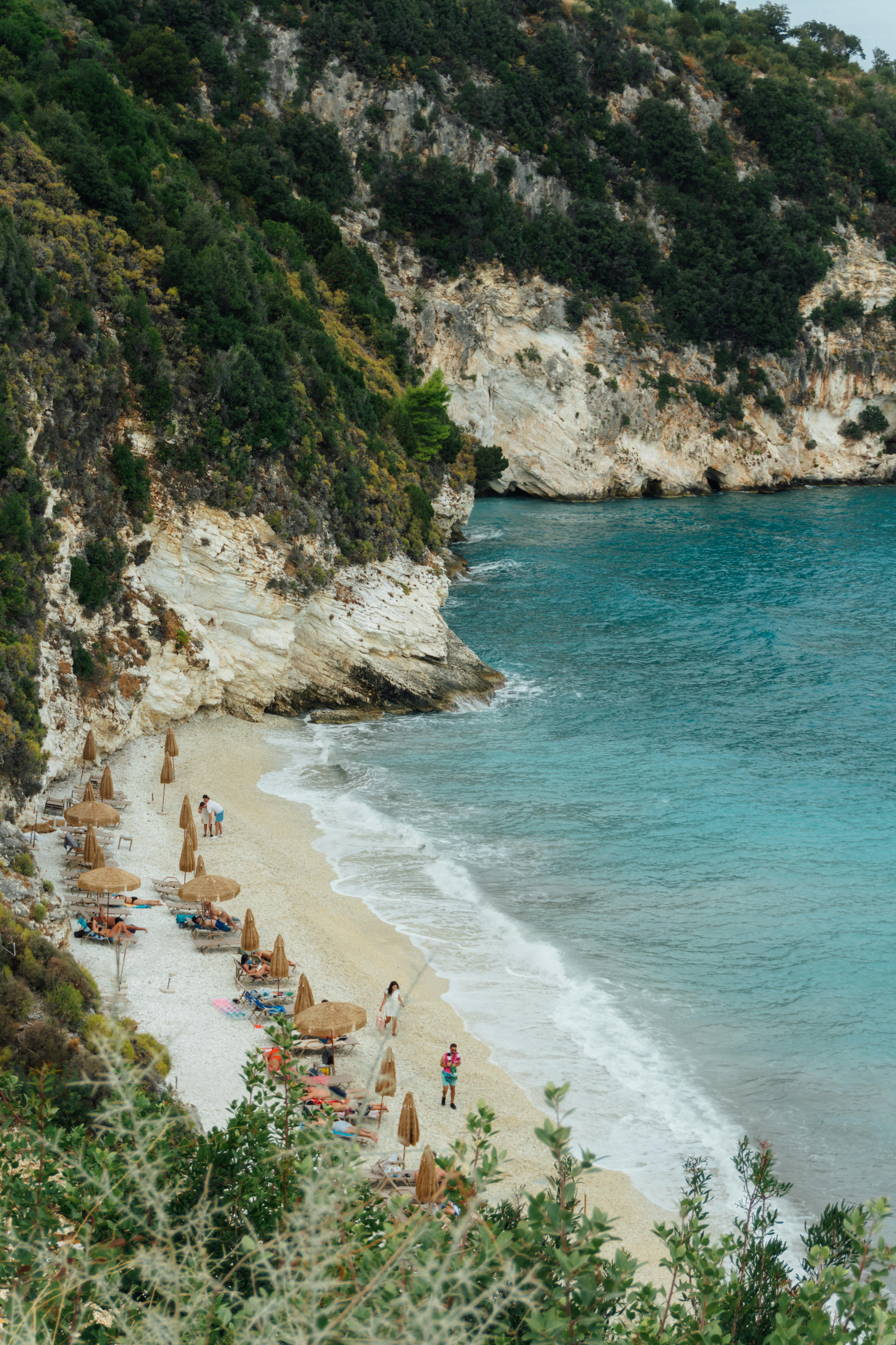 扎金索斯岛拥有美丽的海滩，碧绿的海水和悬崖景观