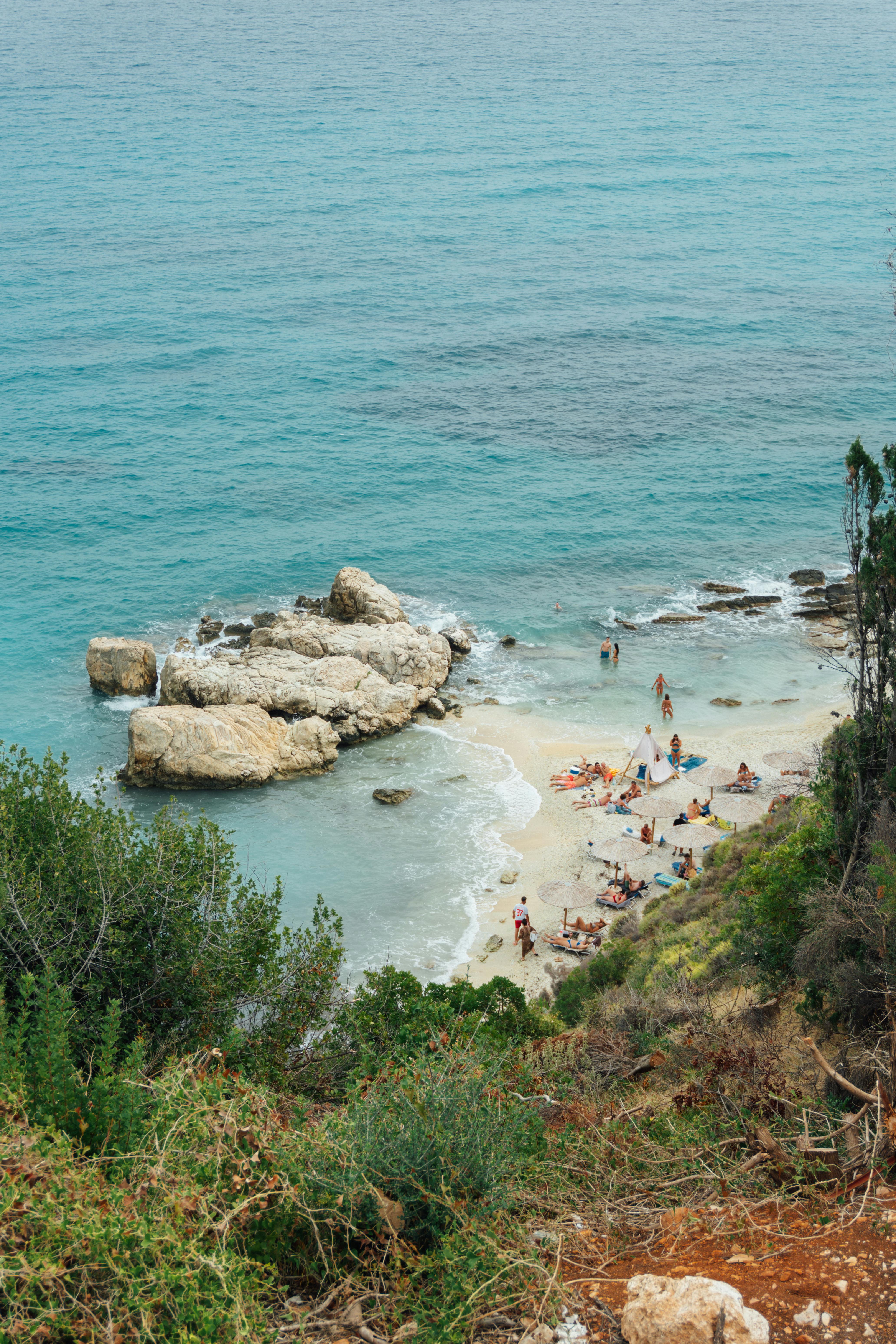 希腊扎金索斯的海滩，其令人惊叹的美丽鸟瞰图展示了清澈蔚蓝的海水