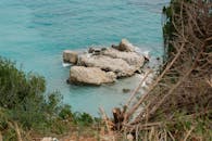 希腊扎金索斯的岩石海岸线，拥有着令人震撼的壮丽景色