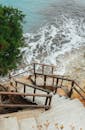 木制楼梯下降到一个美丽的扎金索斯海滩，海浪在下面崩溃