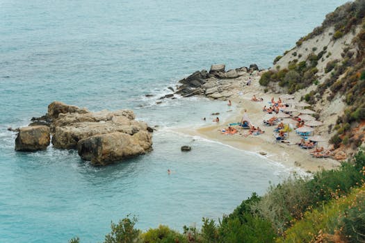 在希腊扎金索斯，宁静的海滩上，人们沐浴在阳光下