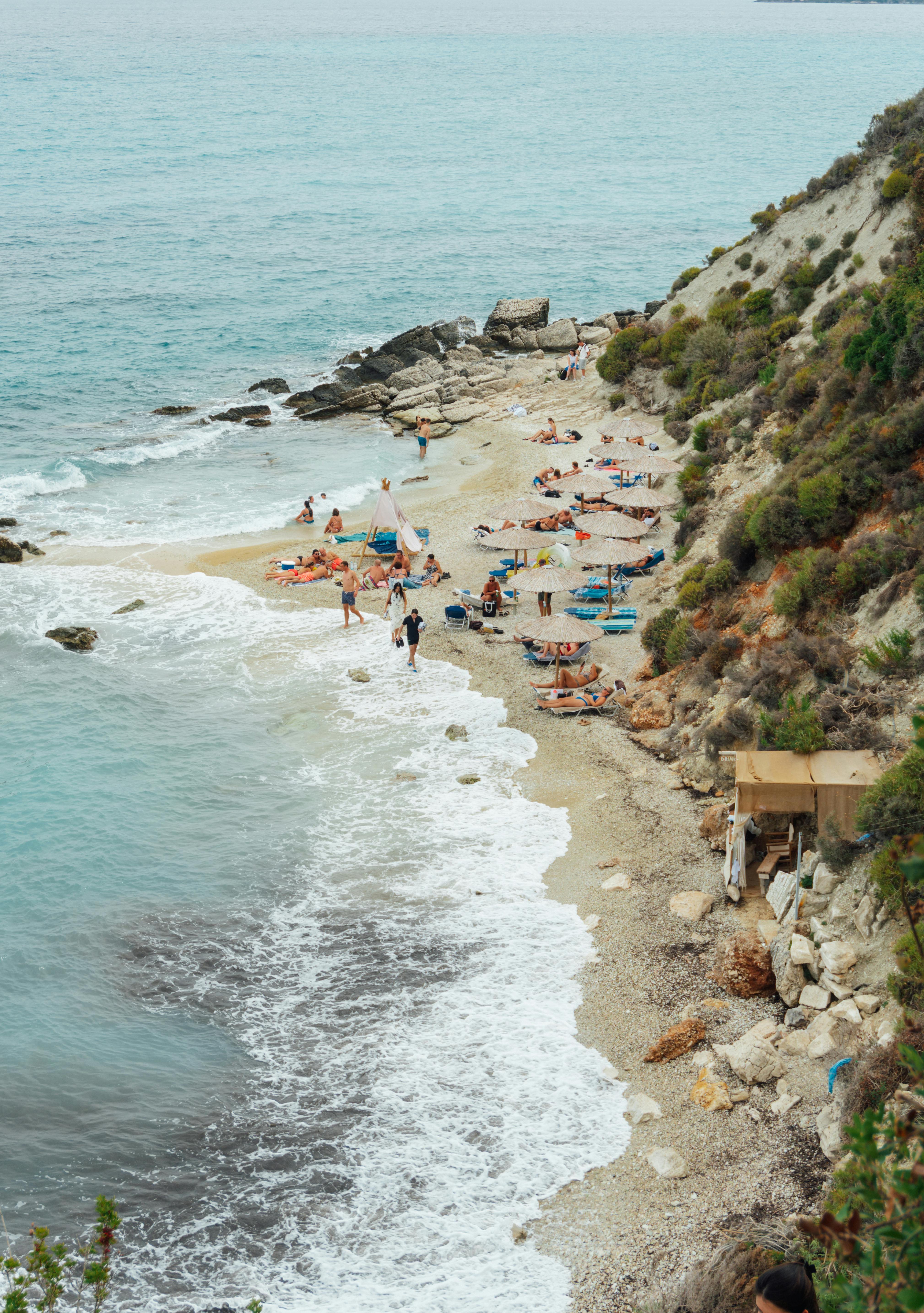 在希腊扎金索斯，人们享受着日光浴和游泳的乐趣