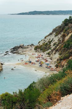 扎金索斯岛上的海滩景观宁静而美丽，日光浴者在此享受着阳光和海水带来的舒适