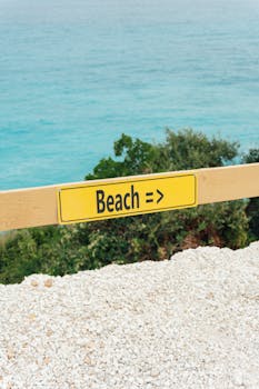 希腊扎金索斯的黄色海滩标志俯瞰着碧绿的海水