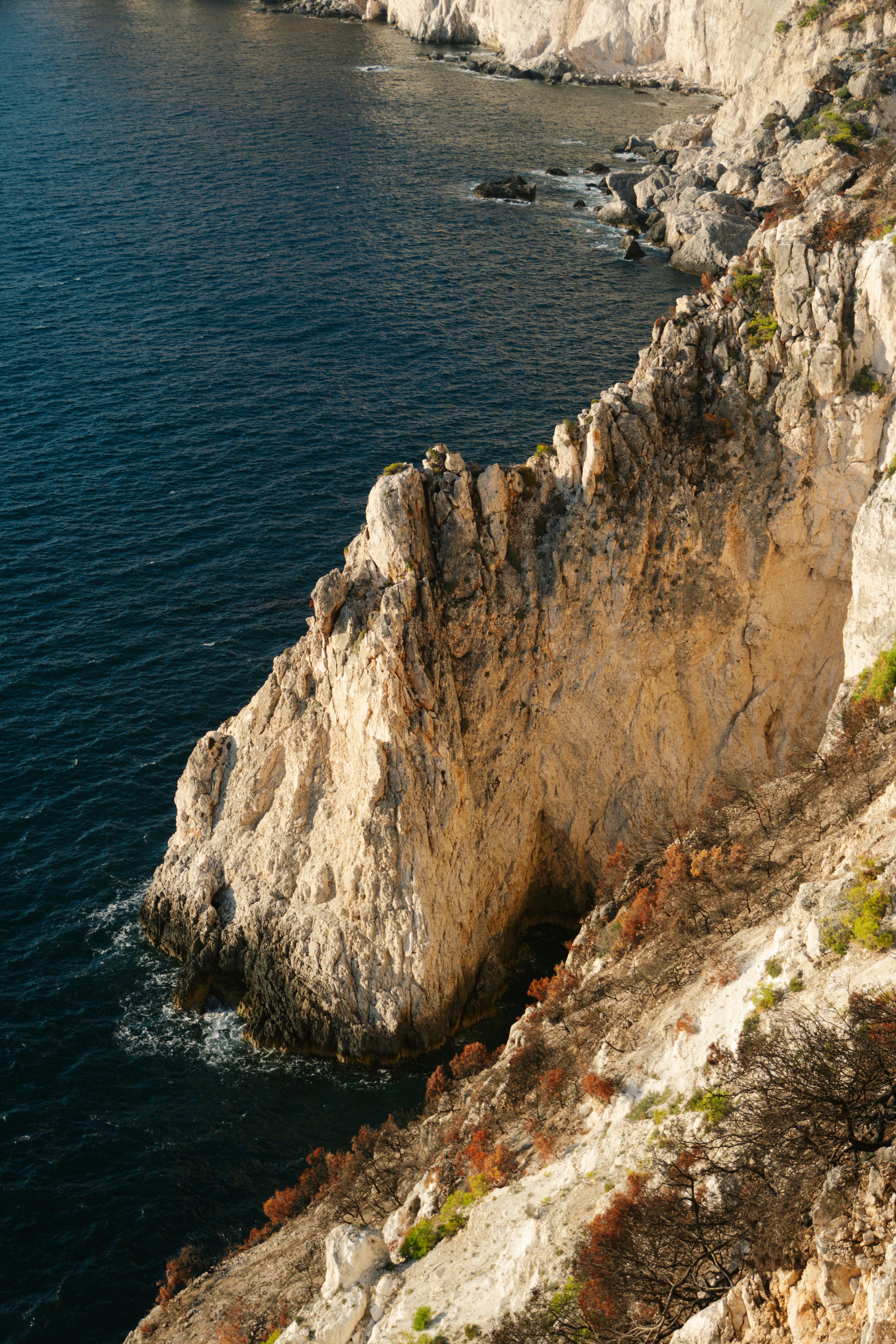 在希腊扎金索斯州，日落时分，悬崖的美景令人惊叹