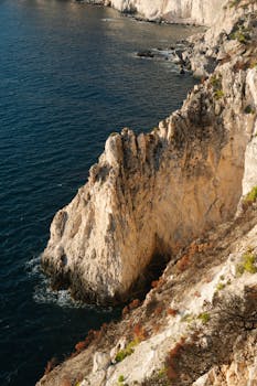 在希腊扎金索斯州，日落时分，悬崖的美景令人惊叹