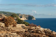 扎金索斯岛的岩石海岸线和蔚蓝大海的美丽景色，令人陶醉