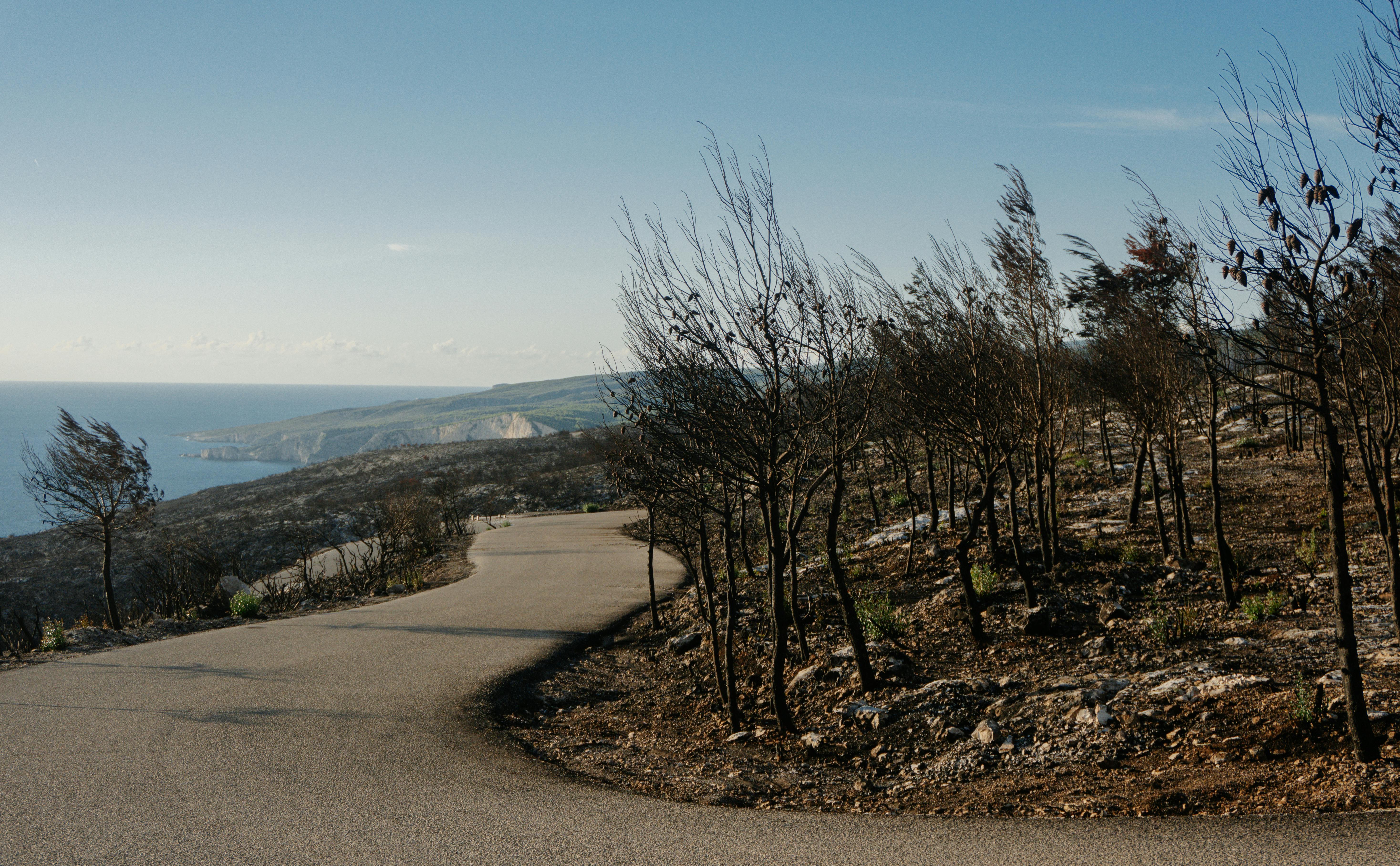 在希腊扎金索斯州，曲折的道路穿行于焦黑的景致之中，人们得以饱览壮丽的海景