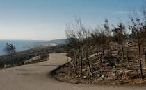 在希腊扎金索斯州，曲折的道路穿行于焦黑的景致之中，人们得以饱览壮丽的海景