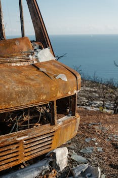 残骸的汽车在悬崖上生锈，可俯瞰扎金索斯海岸线的美景