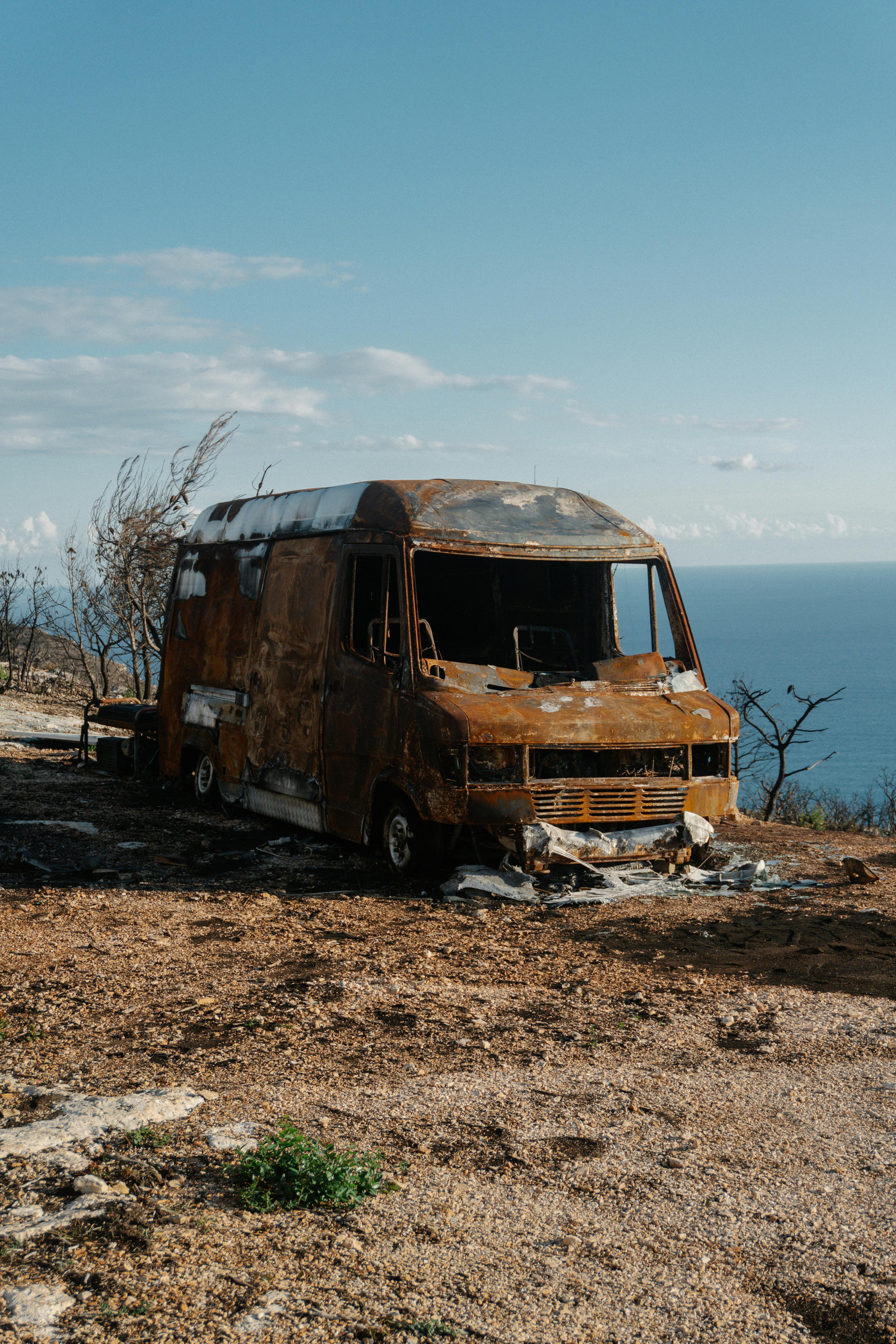 在希腊扎金索斯州的一处山坡上，停靠着一辆锈迹斑斑的废弃货车，它静静地俯瞰着令人叹为观止的海景
