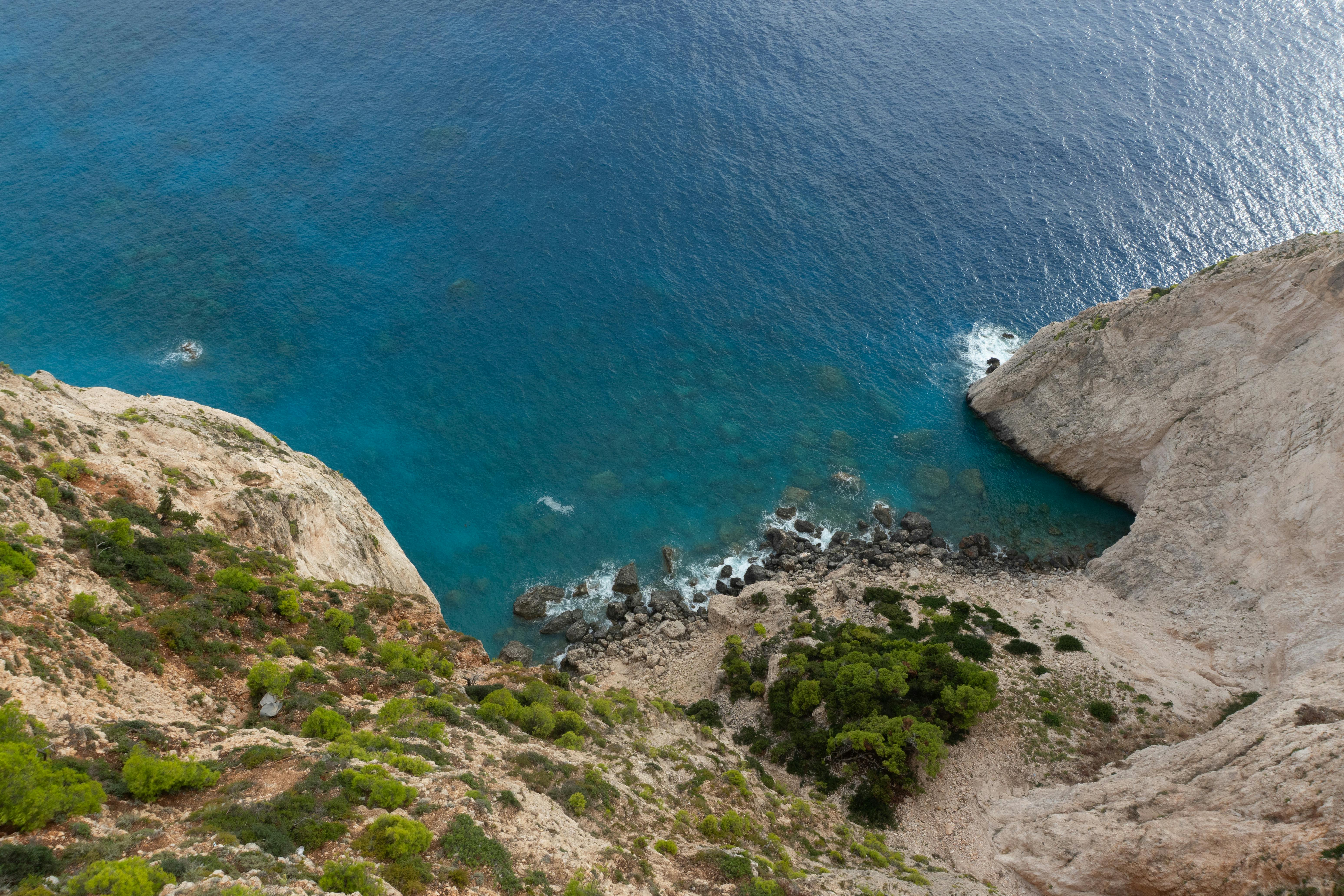 扎金索斯海岸线的鸟瞰图令人惊叹，展示了蔚蓝的大海和崎岖的悬崖