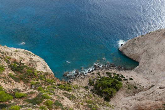 扎金索斯海岸线的鸟瞰图令人惊叹，展示了蔚蓝的大海和崎岖的悬崖
