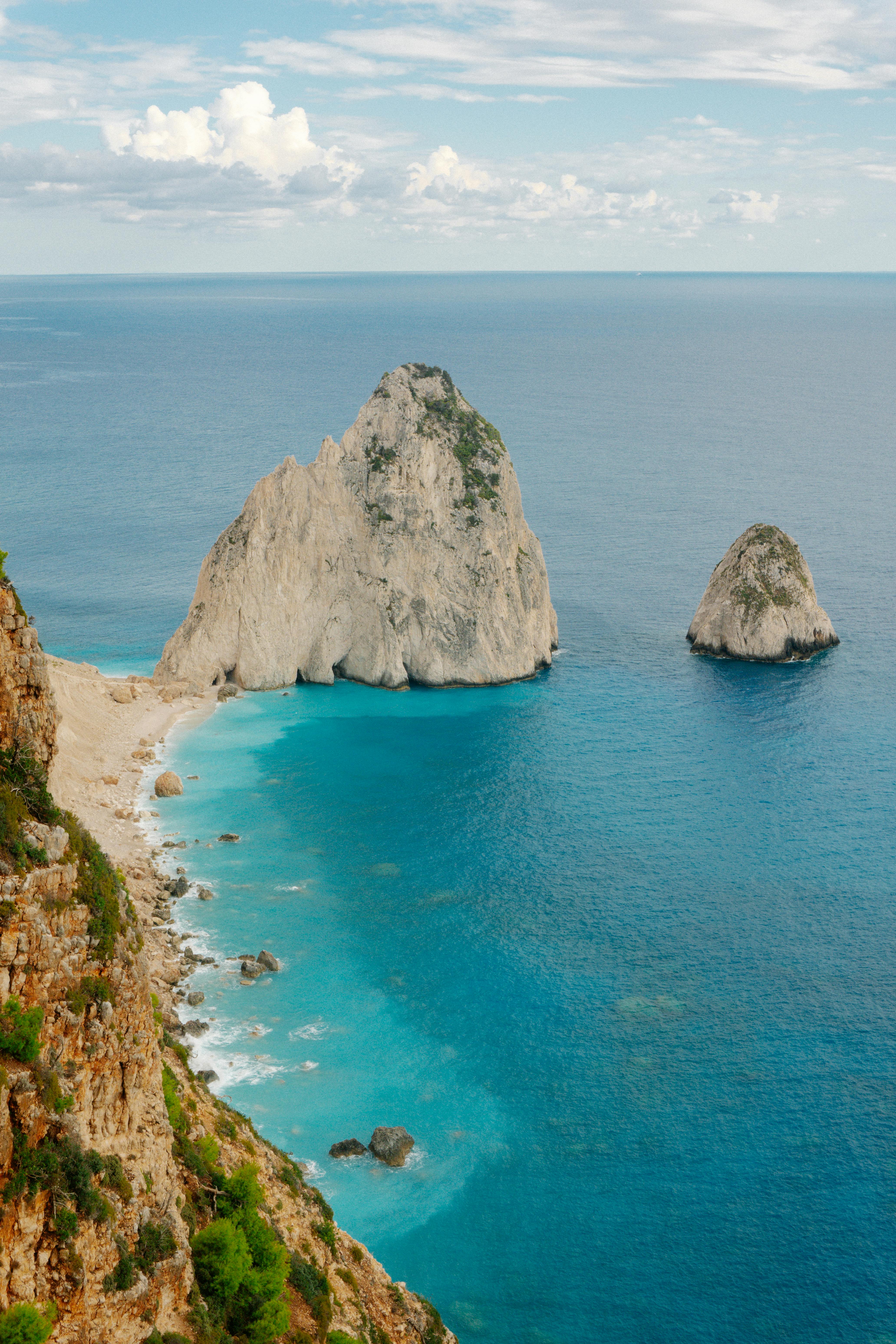 扎金索斯海岸线令人叹为观止，岩石露头清晰可见，海水清澈湛蓝