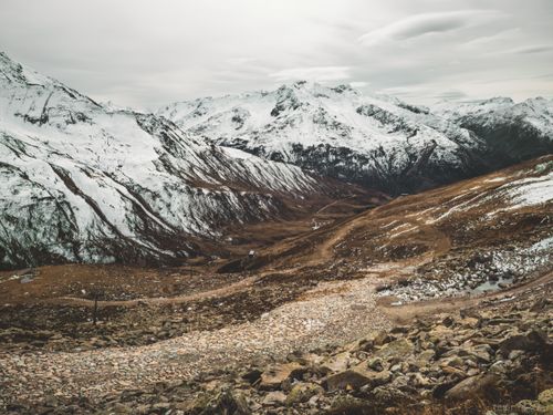 Free A breathtaking panorama of the snowy Swiss Alps in Andermatt, Uri, showcasing rugged terrain and snow-capped peaks. Stock Photo