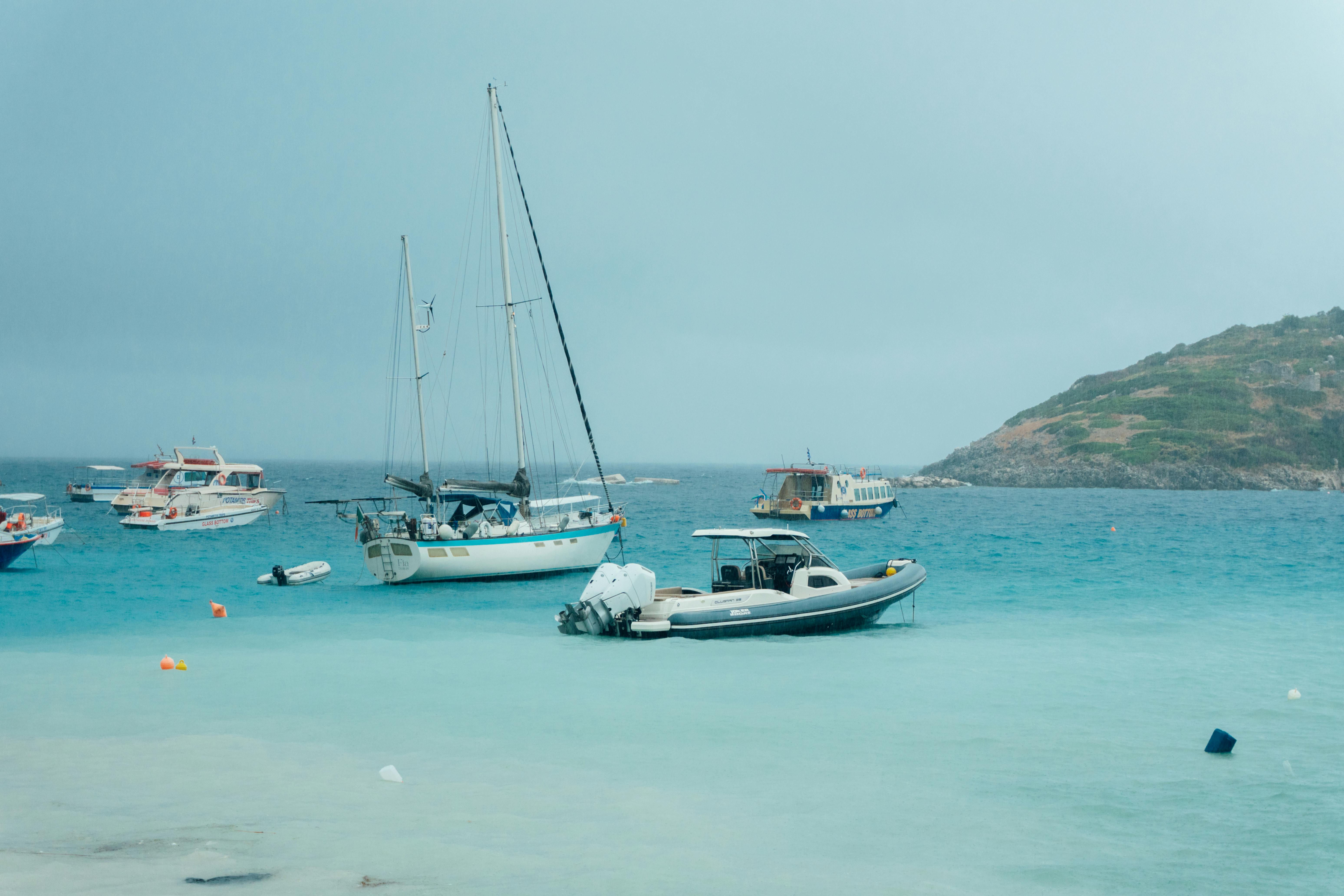 在希腊扎金索斯清澈水域中，停泊的船只展现出宁静景色