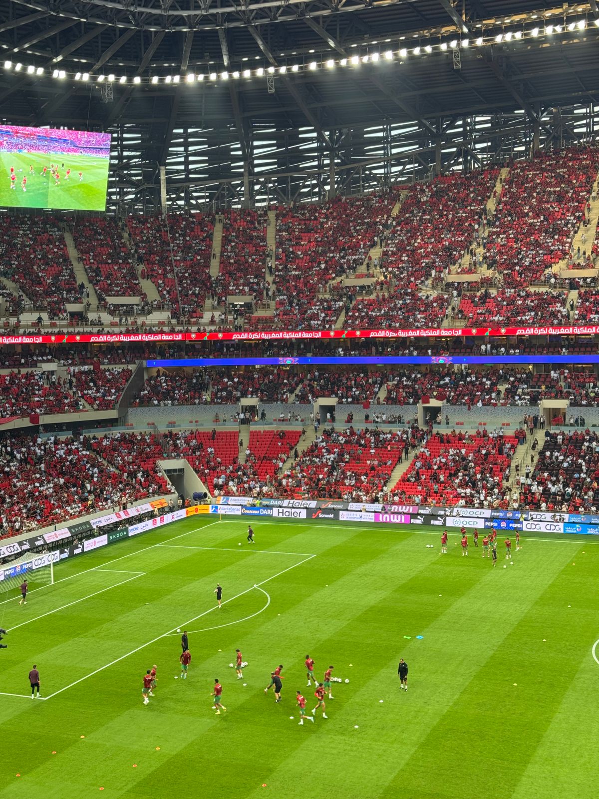 Voetbalwedstrijd in een modern stadion
