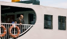 父亲和孩子在船甲板上享受平静的时刻，看着风景