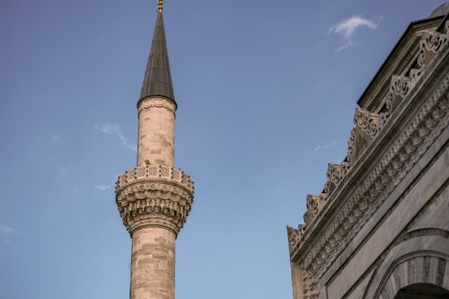 Free Elegant mosque minaret and ornate architecture under a clear blue sky, showcasing Islamic design. Stock Photo