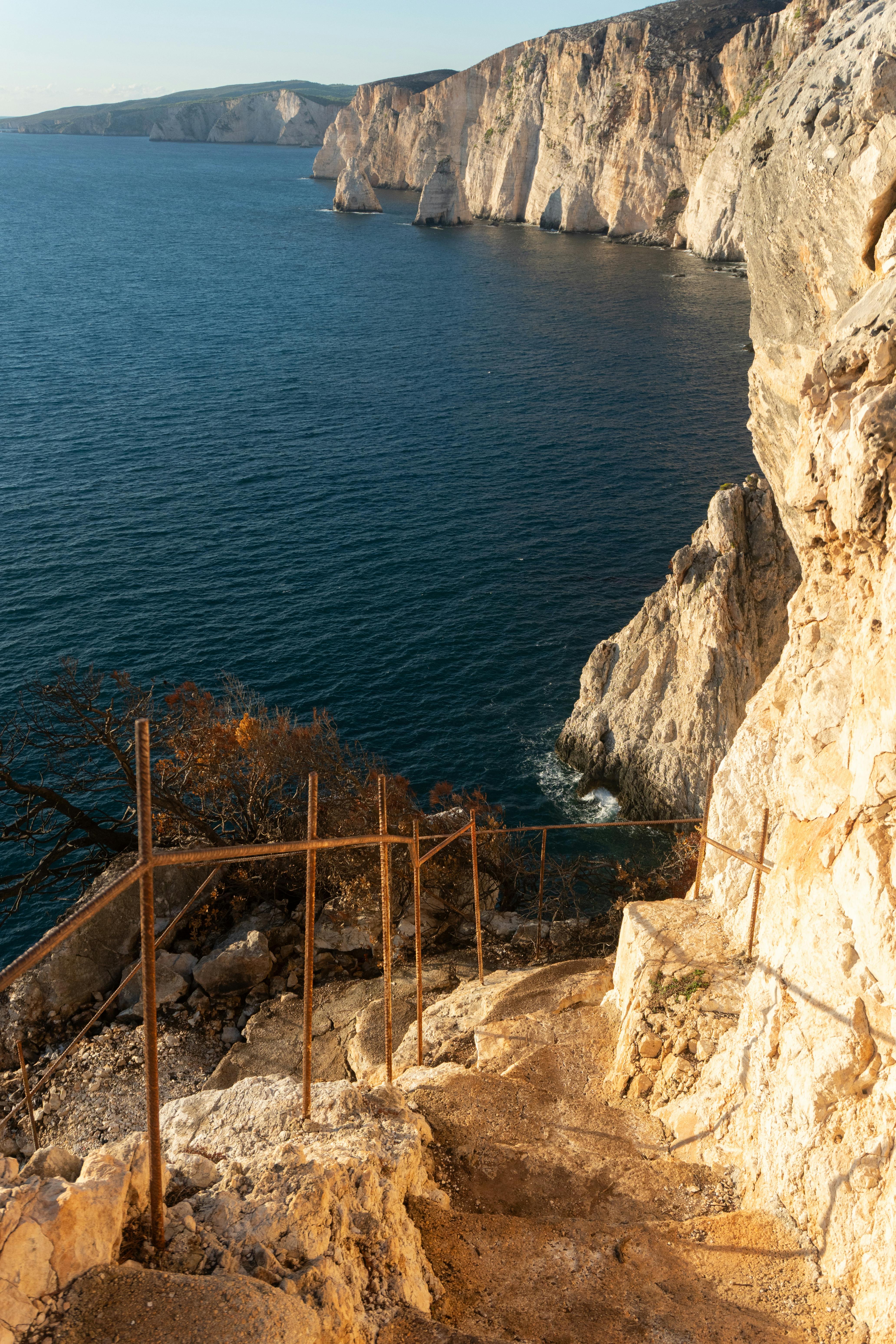 在地中海上方，有一段崎岖的悬崖边小路，它蜿蜒曲折，仿佛是一条通往天堂的道路