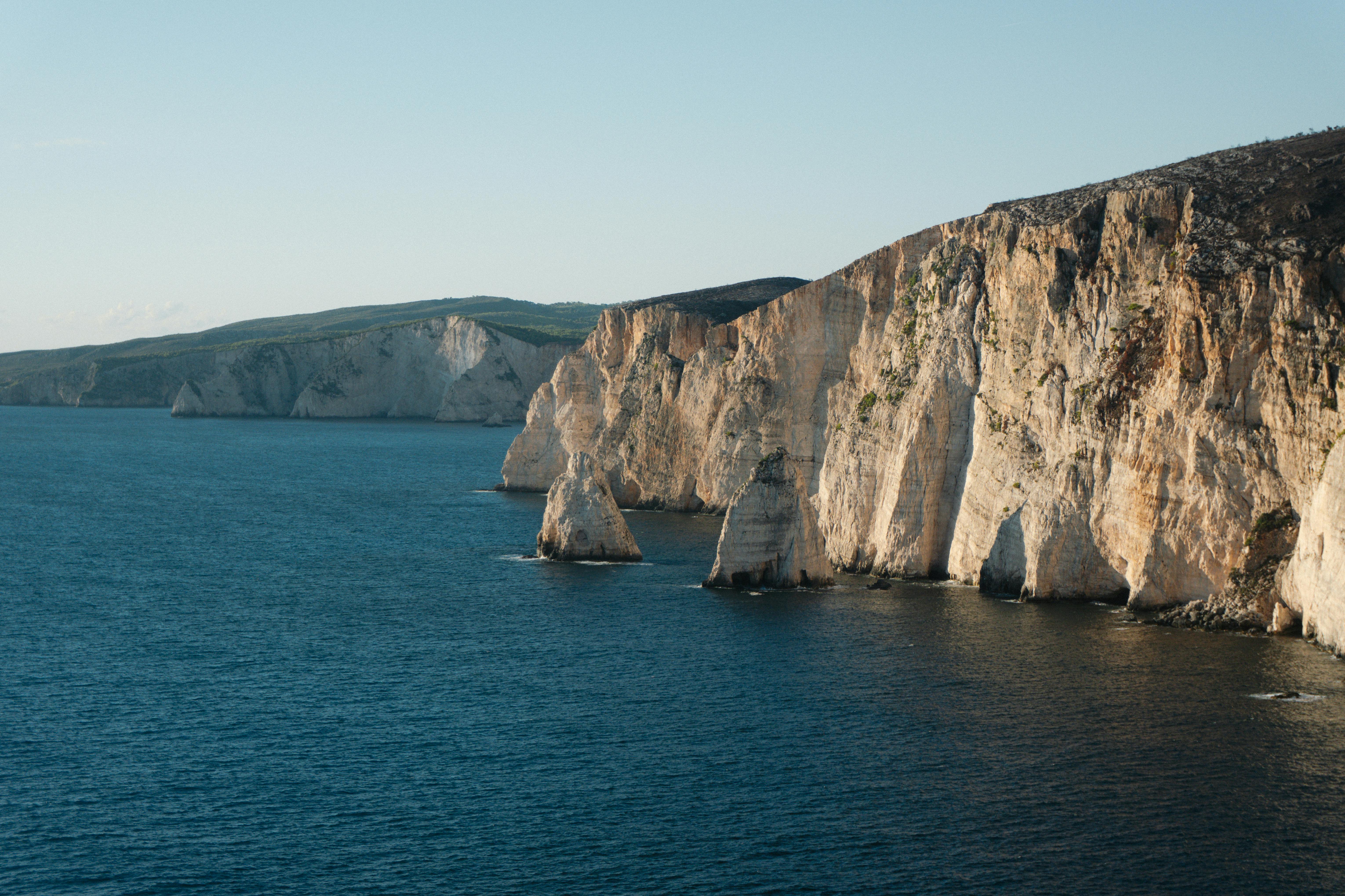 宁静的沿海悬崖沐浴在阳光下，蔚蓝的大海，非常适合自然爱好者