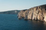 宁静的沿海悬崖沐浴在阳光下，蔚蓝的大海，非常适合自然爱好者