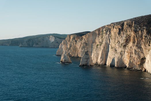 宁静的沿海悬崖沐浴在阳光下，蔚蓝的大海，非常适合自然爱好者