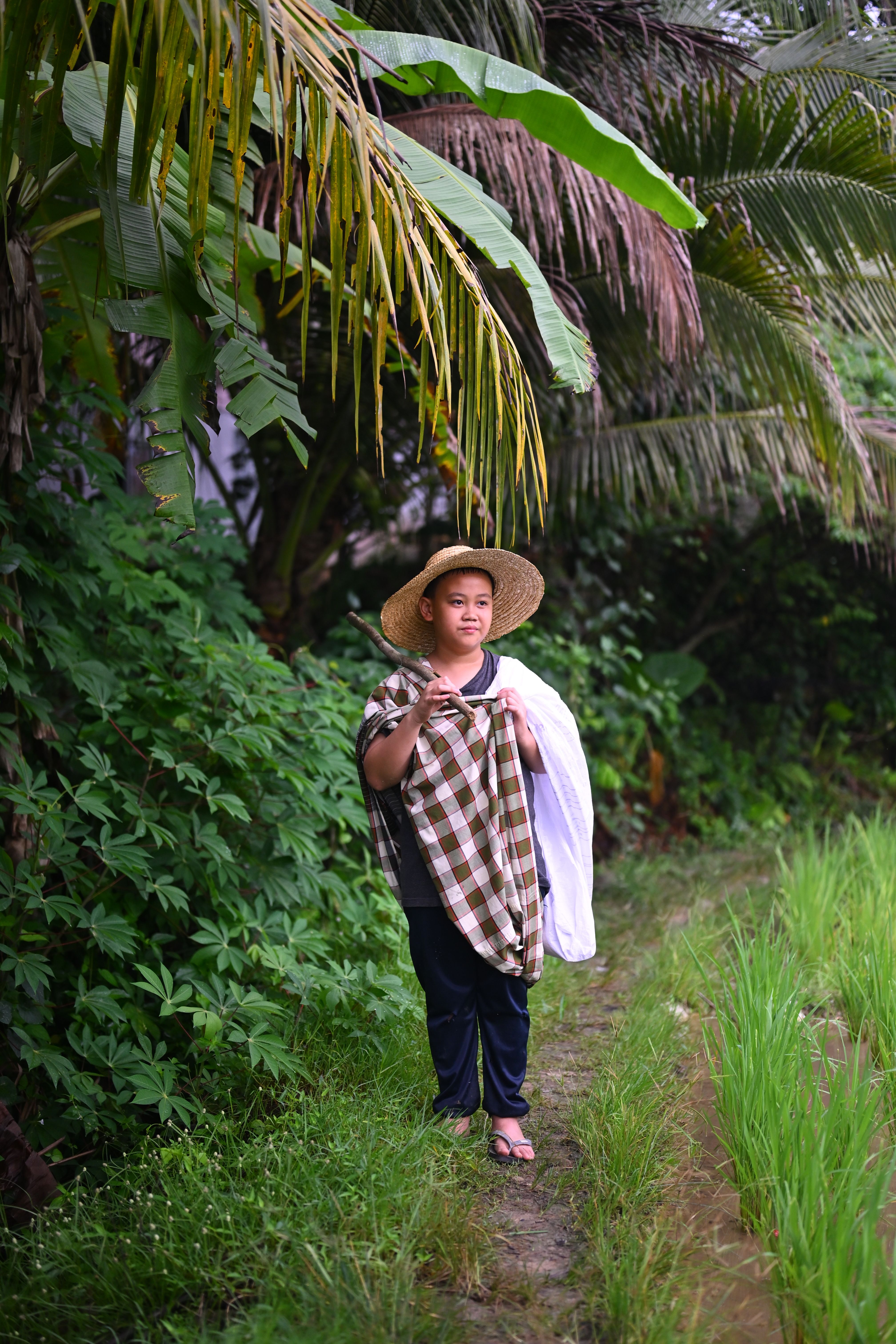 Young Farmer in Lush Rural Sabah Setting · Free Stock Photo