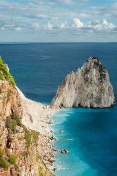 扎金索斯岛的沿海景观令人赞叹，蔚蓝的大海和引人注目的悬崖构成了一幅美丽的画面