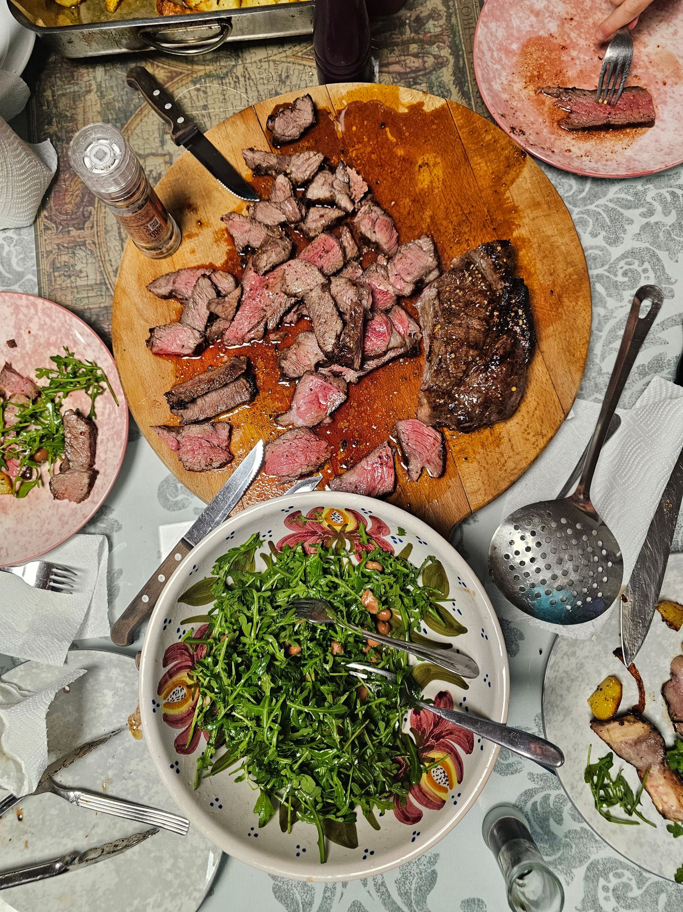 Bistecca alla fiorentina — Florentine T-bone steak with arugula