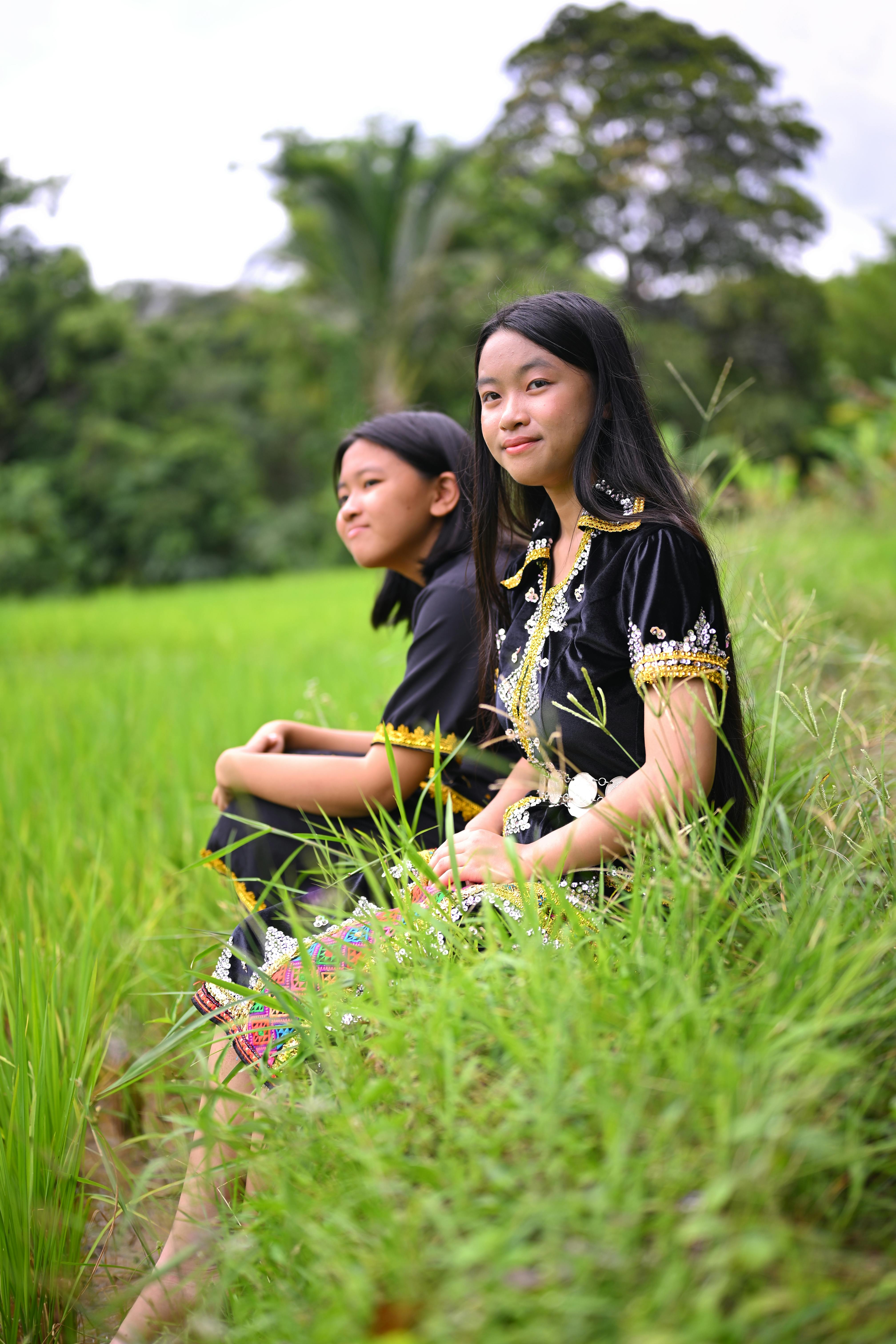 婆罗洲人的美丽是一种独特的魅力，他们拥有着深邃的眼睛、高挺的鼻梁和丰满的嘴唇