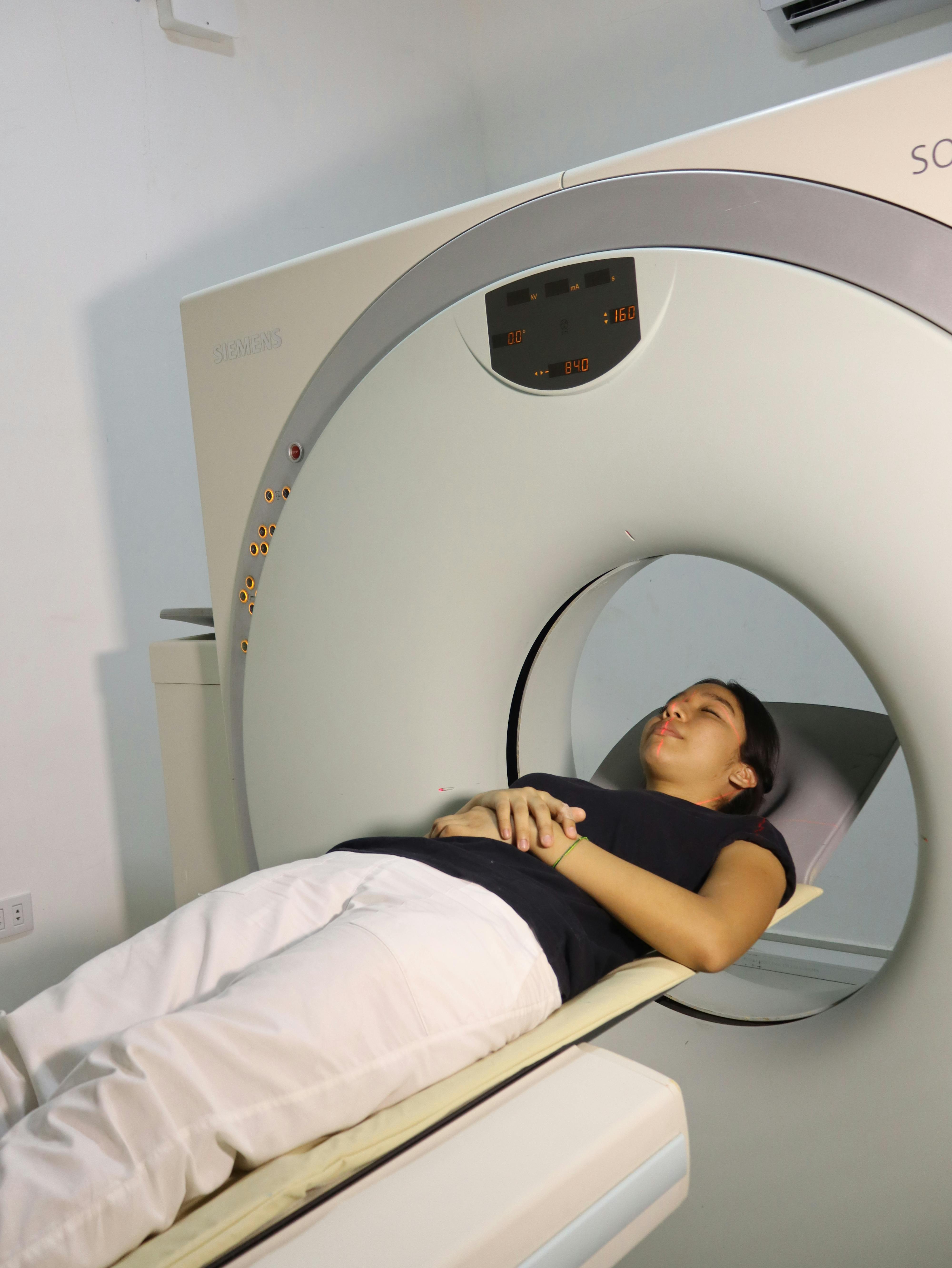 De franc Una dona estirada dins d'una màquina de ressonància magnètica durant un procediment mèdic en un hospital. Foto d'estoc