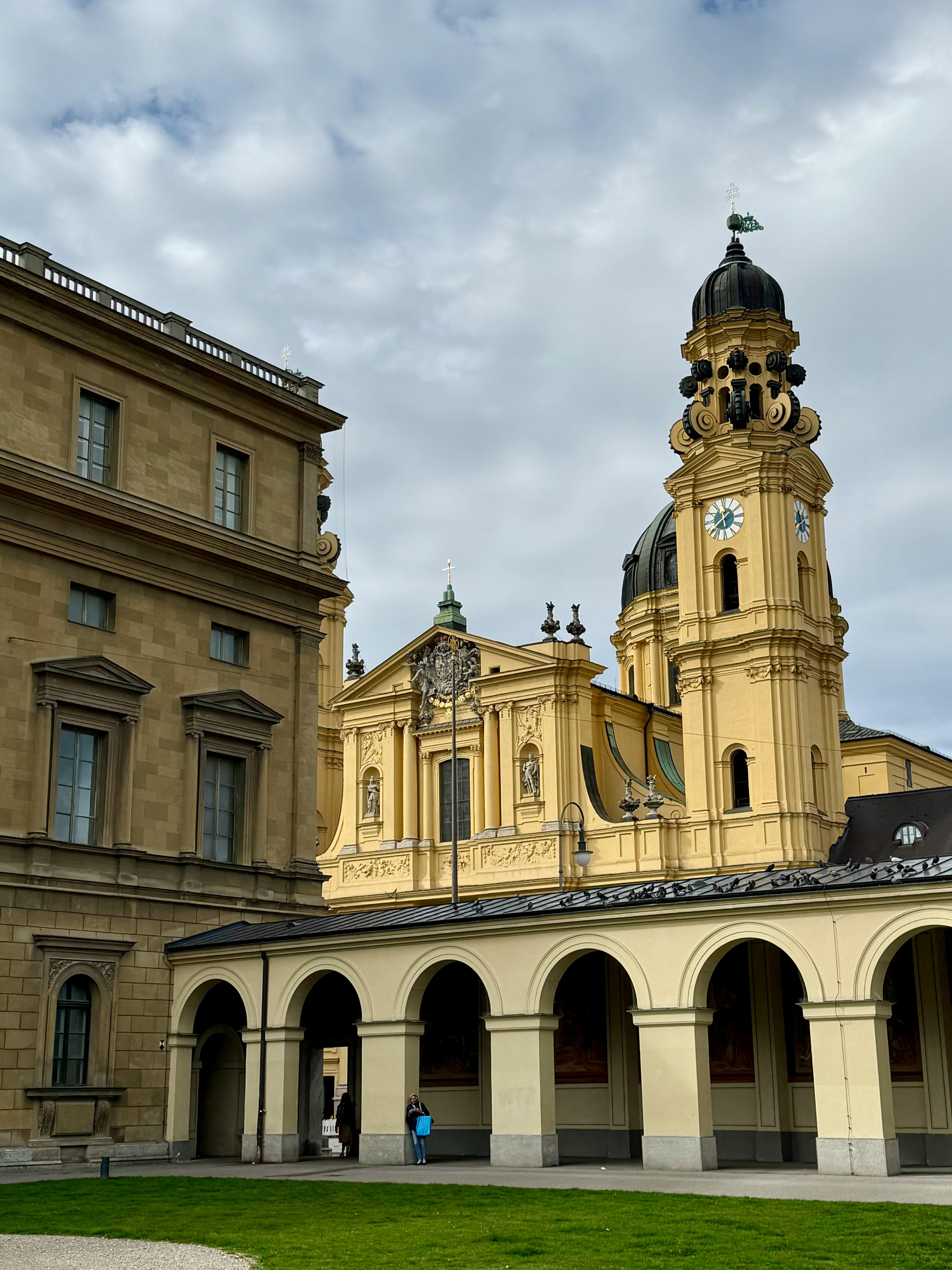 Ücretsiz Almanya Münih'teki Theatine Kilisesi'nin bulutlu gökyüzü altındaki zarif mimarisi. Stok Fotoğraflar