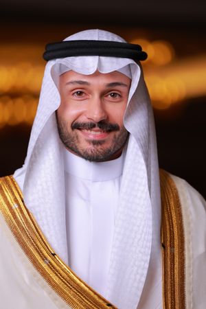 صورة تعبيرية لشاب سعودي بلباس رسمي
