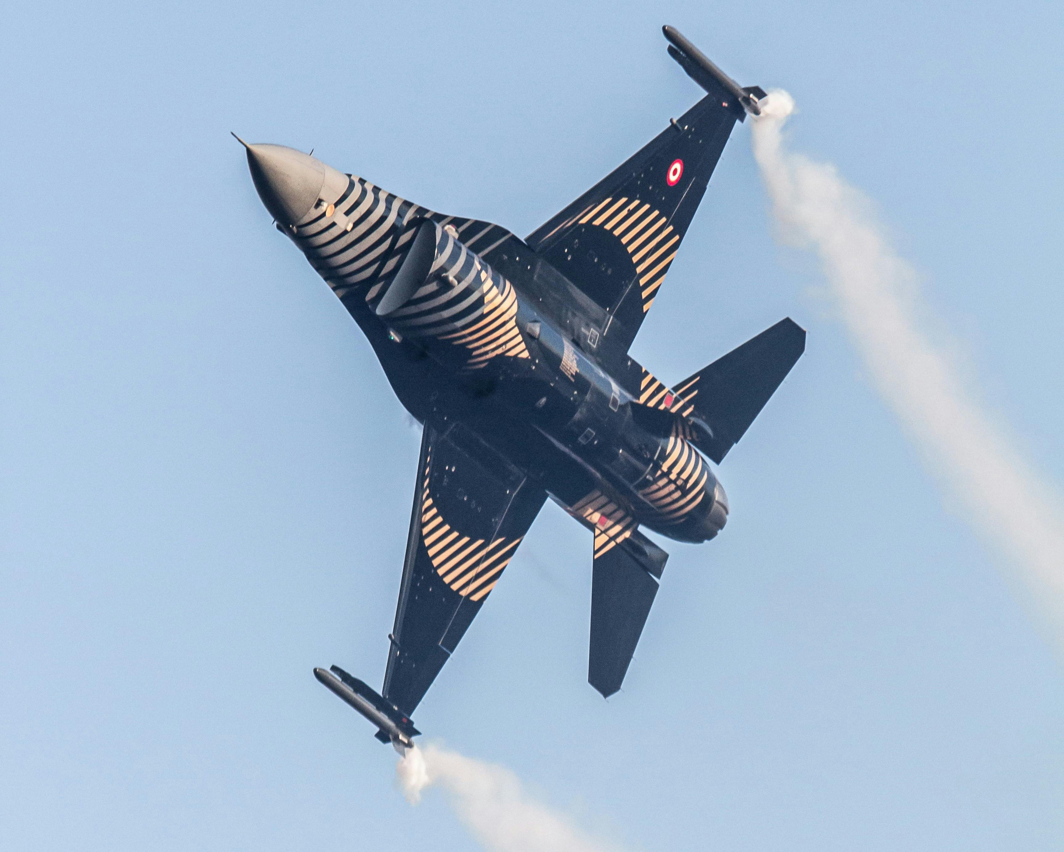 在动态空中机动中捕获的，具有独特标记的强大战斗机