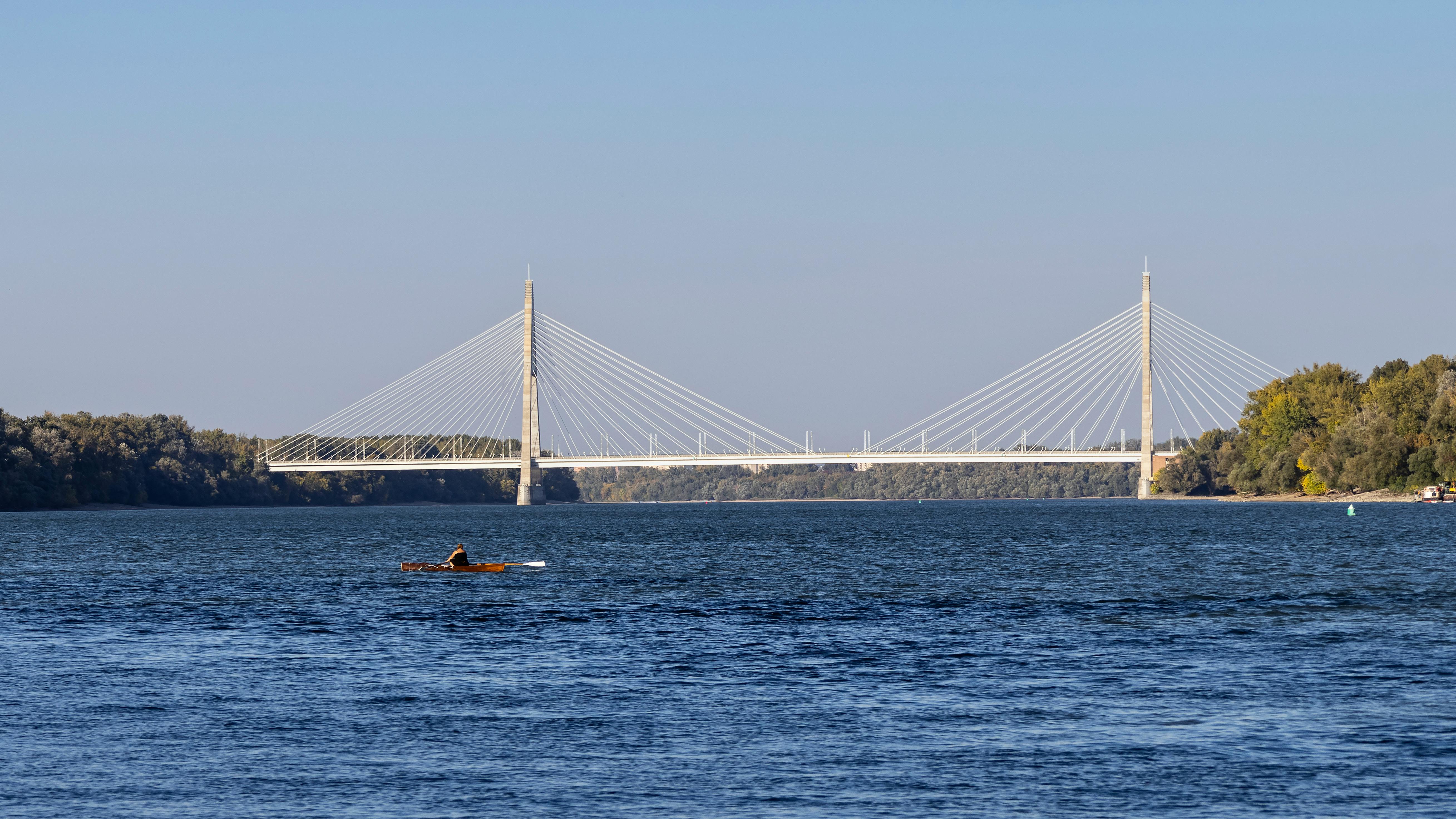 在晴朗的日子里，梅杰里大桥横跨匈牙利布达佩斯的多瑙河
