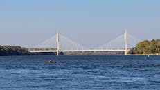 在晴朗的日子里，梅杰里大桥横跨匈牙利布达佩斯的多瑙河